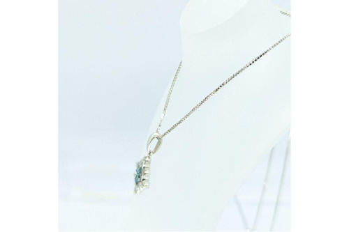 ホワイトゴールドネックレスのダイヤモンド・ブルーダイヤ