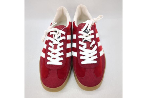 スニーカーのアディダス（adidas）