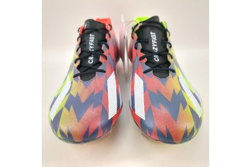 シューズのアディダス（adidas）