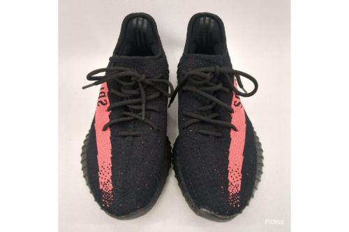 スニーカーのアディダス（adidas）
