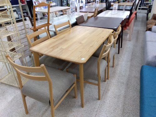 家具のダイニングテーブル