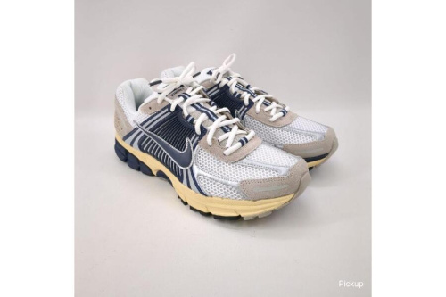 ナイキ（NIKE）のズーム ボメロ 5(Zoom Vomero 5)