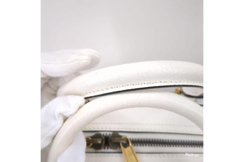 グッチ（GUCCI）のアディダス(adidas)