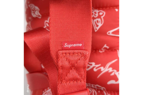 シュプリーム（Supreme）のパファーバックパック