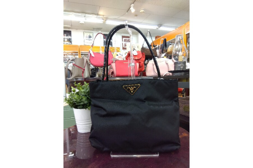 トートバッグのプラダ（PRADA）