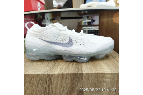 スニーカーのナイキ（NIKE）