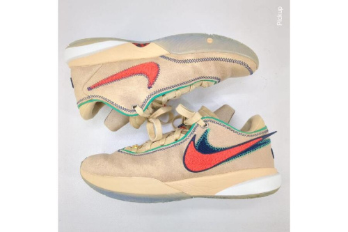 スニーカーのナイキ（NIKE）