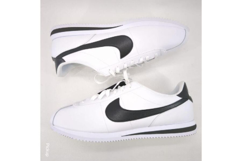 スニーカーのナイキ（NIKE）