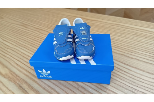 アディダス(adidas)のスニーカー