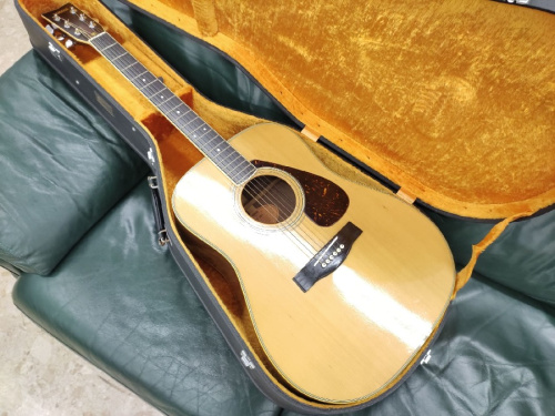 楽器のアコースティックギター