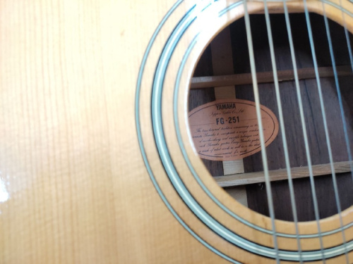 アコースティックギターのYAMAHA
