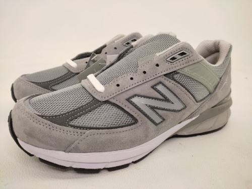 スニーカーのニューバランス（New Balance）