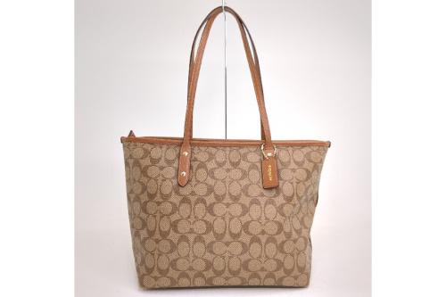ショルダーバッグのコーチ（COACH）