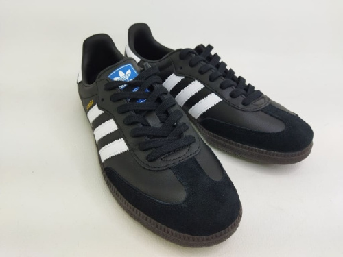 スニーカーのアディダス（adidas）
