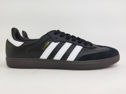 アディダス（adidas）
