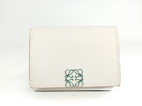 3つ折り財布のロエベ（LOEWE）