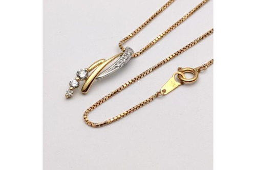 ダイヤモンドのドロップ型ネックレス