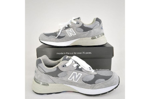スニーカーのニューバランス（New Balance）