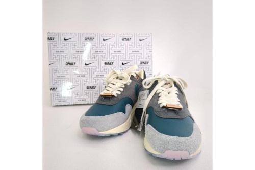 スニーカーのナイキ（NIKE）