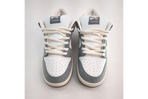 スニーカーのナイキ（NIKE）