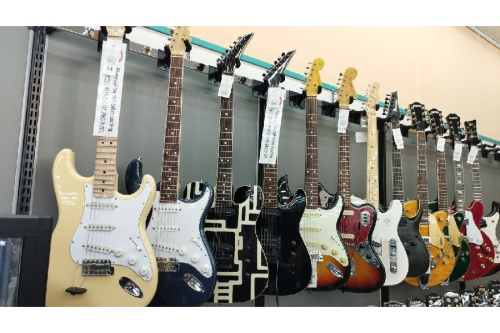 エレキギターのmomose