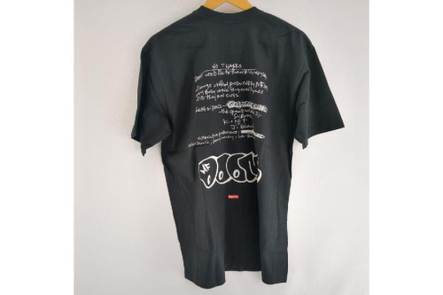 Tシャツのシュプリーム（Supreme）