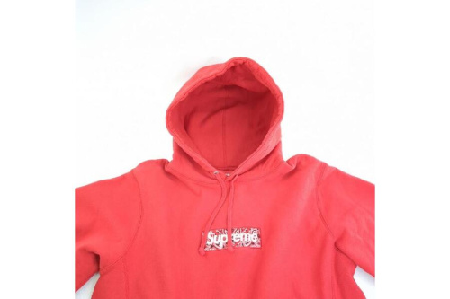 シュプリーム（Supreme）のプルオーバーパーカー