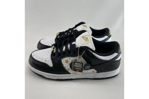 スニーカーのナイキ（NIKE）