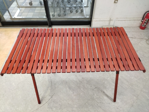 アウトドアのテーブル