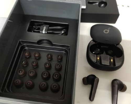 イヤホンのワイヤレスイヤホン