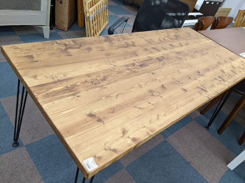 ダイニングテーブルのロウヤ