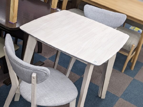 中古家具のダイニングテーブル