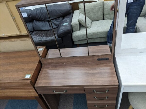 中古家具のドレッサー