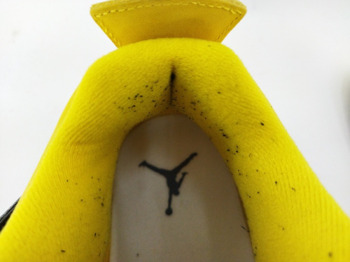 スニーカーのAIR JORDAN4