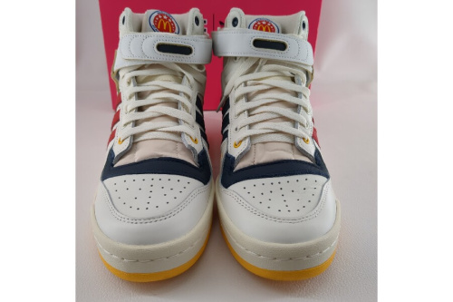 スニーカーのアディダス（adidas）