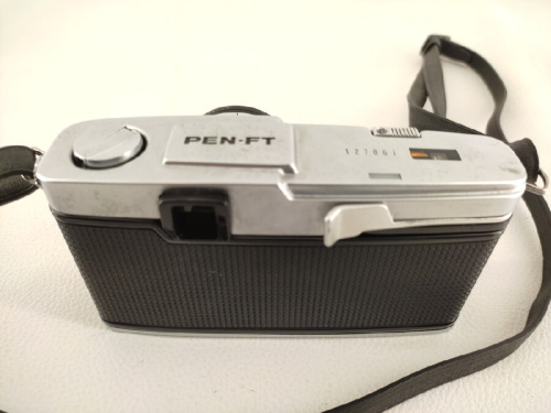 ハーフカメラのフィルムカメラ
