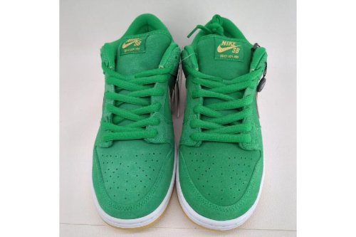スニーカーのナイキ（NIKE）