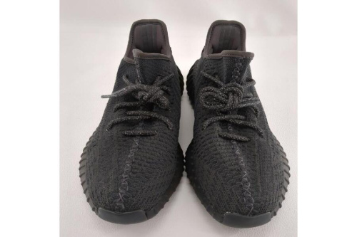 スニーカーのアディダス（adidas）