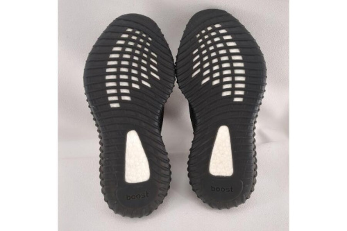 アディダス（adidas）のYeezy Boost 350 V2