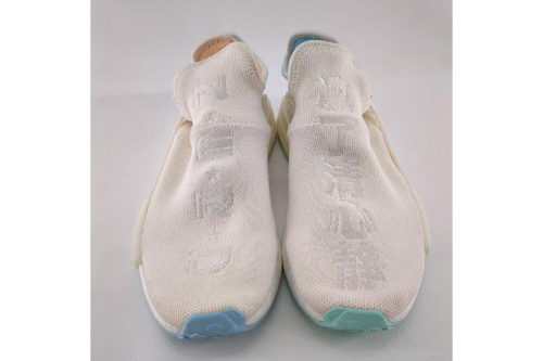 スニーカーのアディダス（adidas）