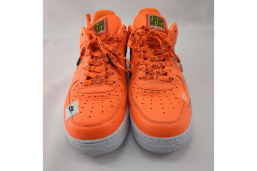 スニーカーのナイキ（NIKE）