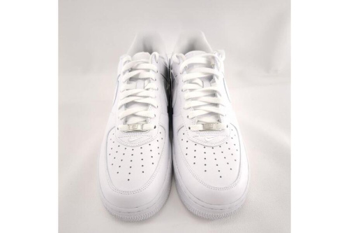 スニーカーのナイキ（NIKE）