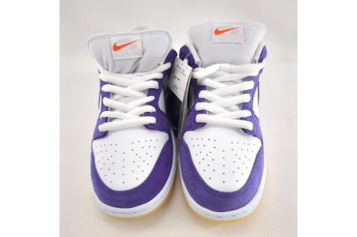 スニーカーのナイキ（NIKE）