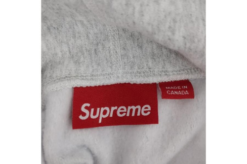 シュプリーム(Supreme)のプルオーバーパーカー