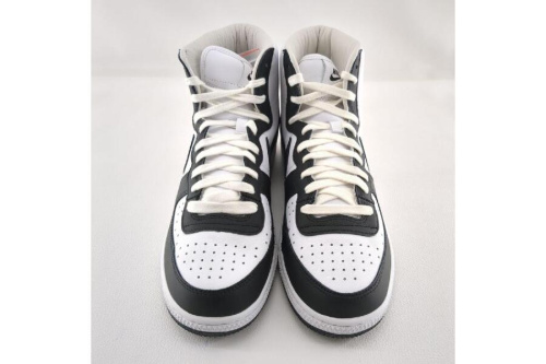 スニーカーのナイキ（NIKE）
