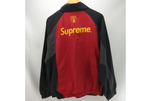 トップスのシュプリーム（Supreme）