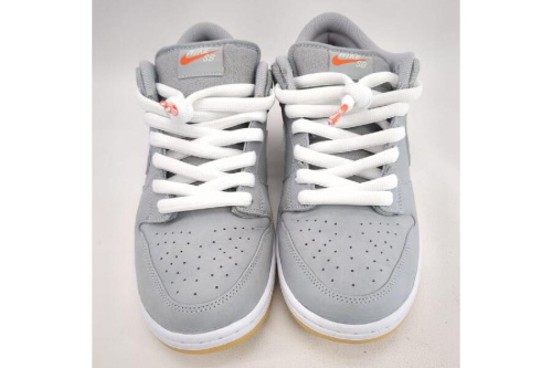 スニーカーのナイキ（NIKE）