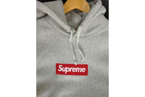 Supremeのパーカー