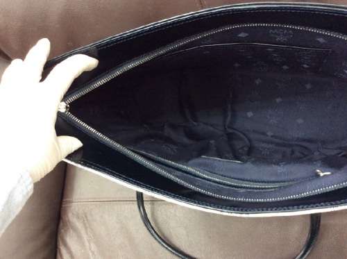 トートバッグのホワイトロゴ