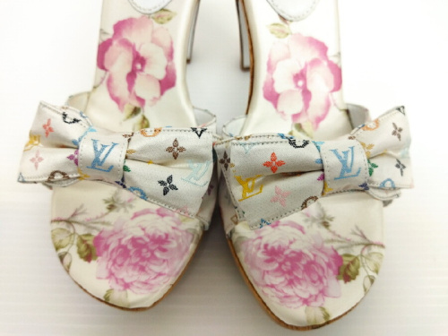 マルチカラーのサンダル